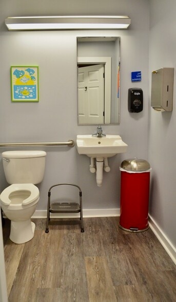 More Photos Of 211 W Matthews St, Matthews Office For Sale