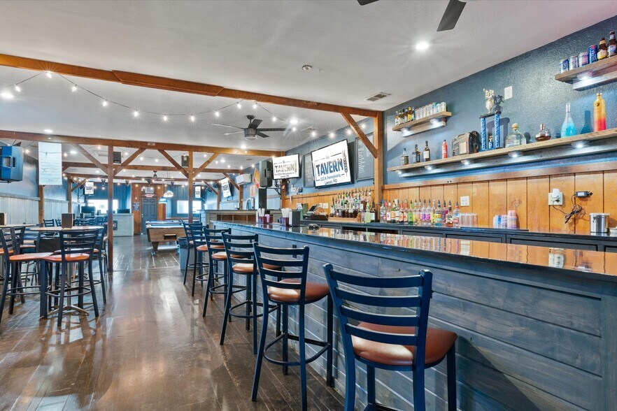 More Photos Of 322 N Pennsylvania Ave, Lawson Bar For Sale