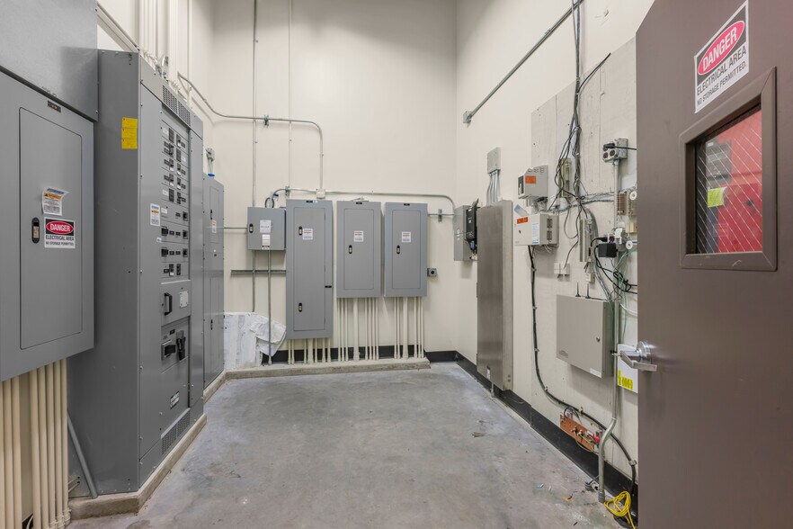 More Photos Of 4205-4225 Egan Dr, Savage Drugstore For Lease