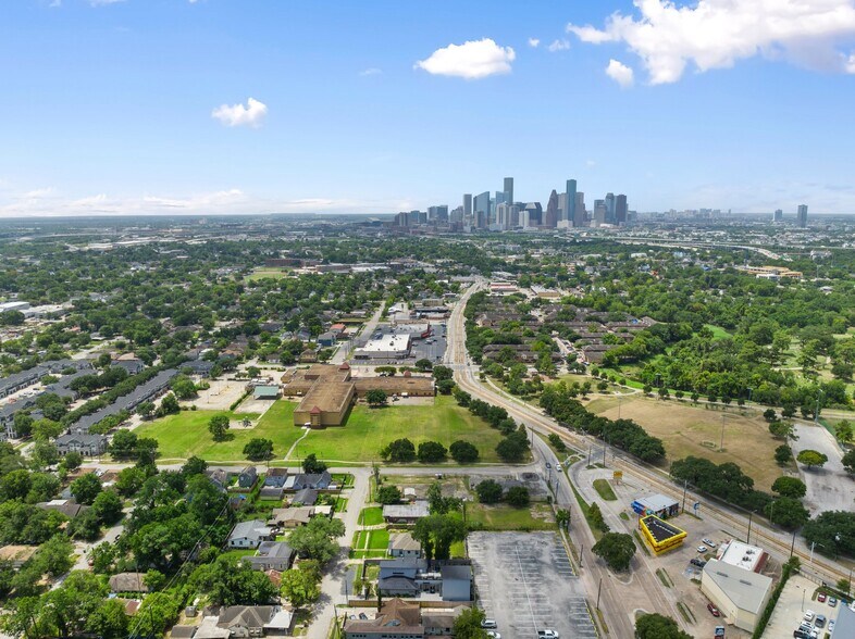 More Photos Of 1117 Collingsworth St, Houston Freestanding For Lease
