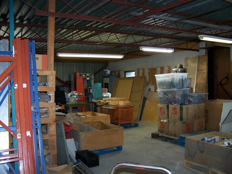 More Photos Of 185 Av du Pacifique, Laval Office For Sale