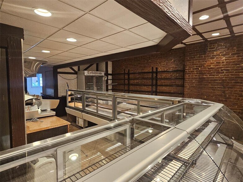 More Photos Of 6940 Myrtle Ave, Glendale General Retail For Lease