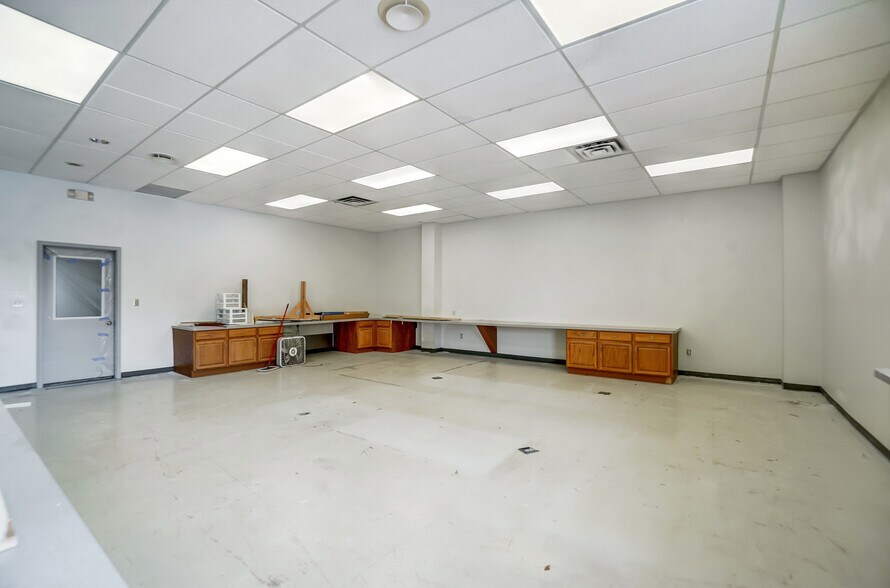 More Photos Of 413-419 N Main St, Findlay Showroom For Sale