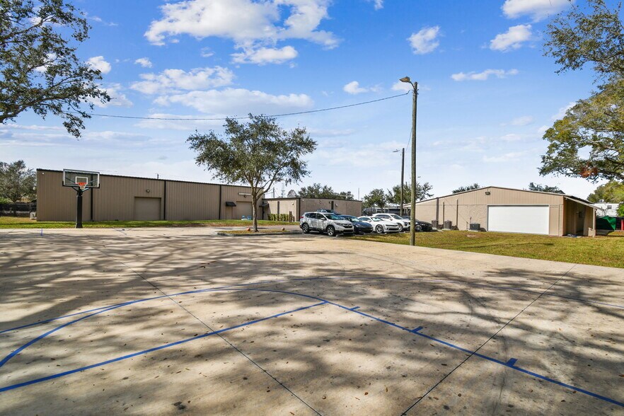 More Photos Of 14915 N Nebraska Ave, Tampa Showroom For Sale