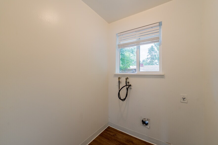 More Photos Of 20318 19th Ave NE, Shoreline Specialty For Sale