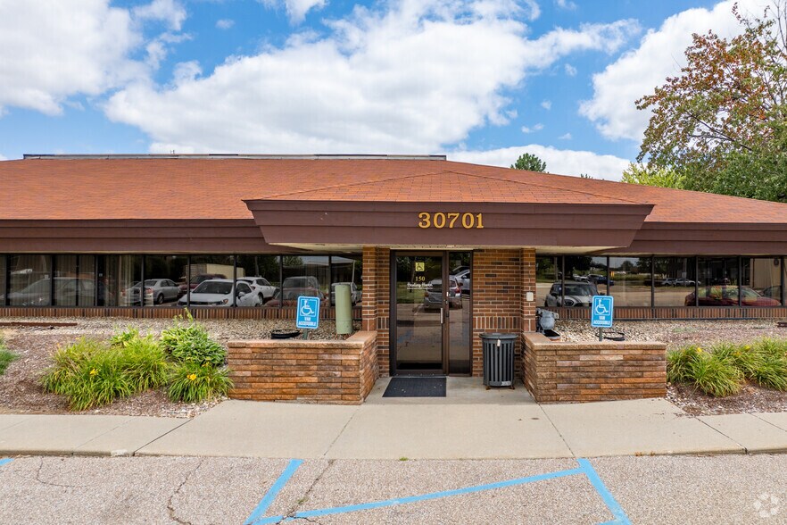 More Photos Of 30689-30821 Barrington St, Madison Heights Office For Sale