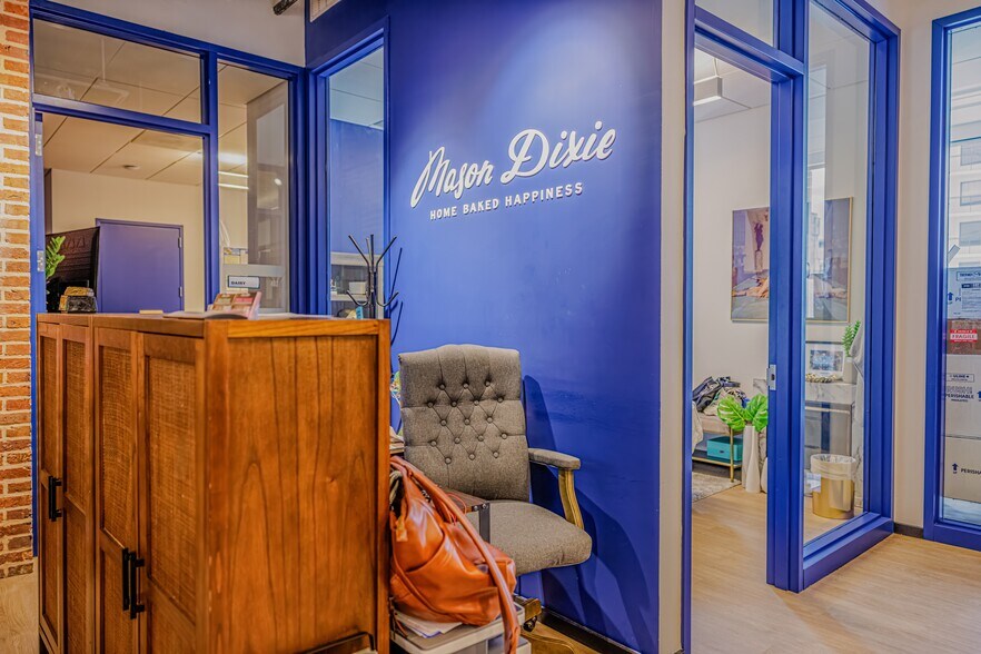 More Photos Of 300 W Pratt St, Baltimore Office For Sale