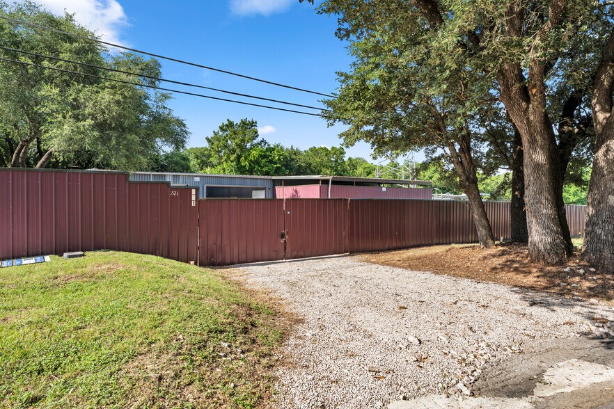 More Photos Of 201 W 9th St, Burnet Warehouse For Sale