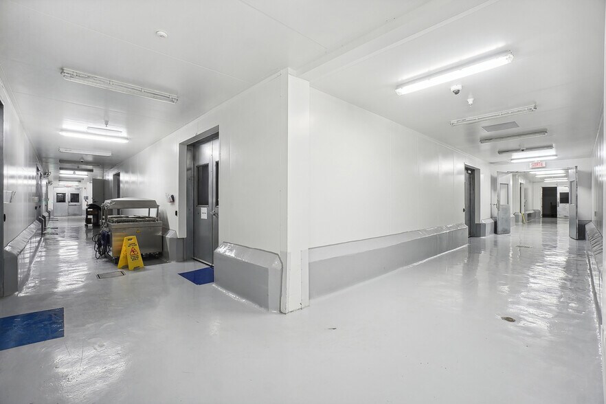 More Photos Of 500 Boul De L'aéroparc, Lachute Manufacturing For Sale