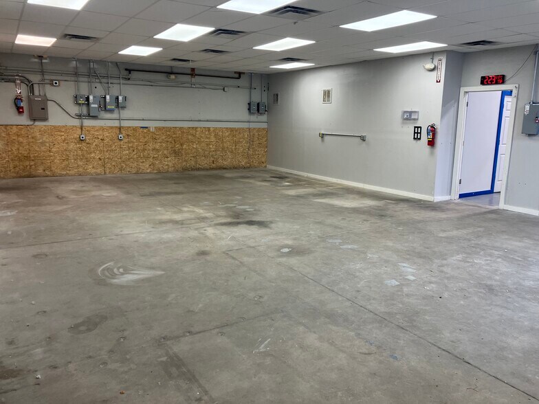 More Photos Of 127-129 S Cleveland Ave, Loveland Showroom For Lease