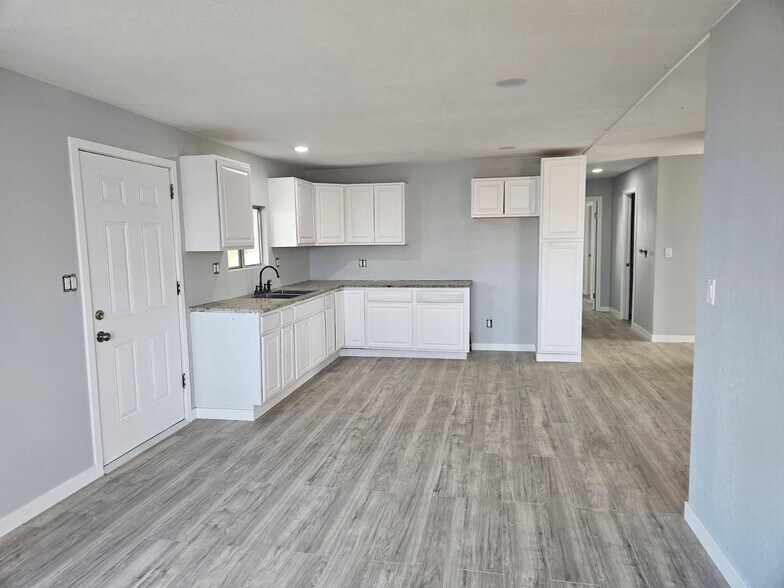 More Photos Of 27564 Highway 119, Taft Specialty For Sale