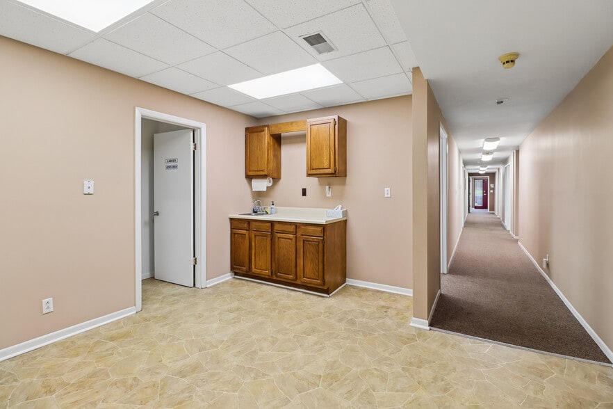 More Photos Of 2721 SW 30th St, Des Moines Office For Sale