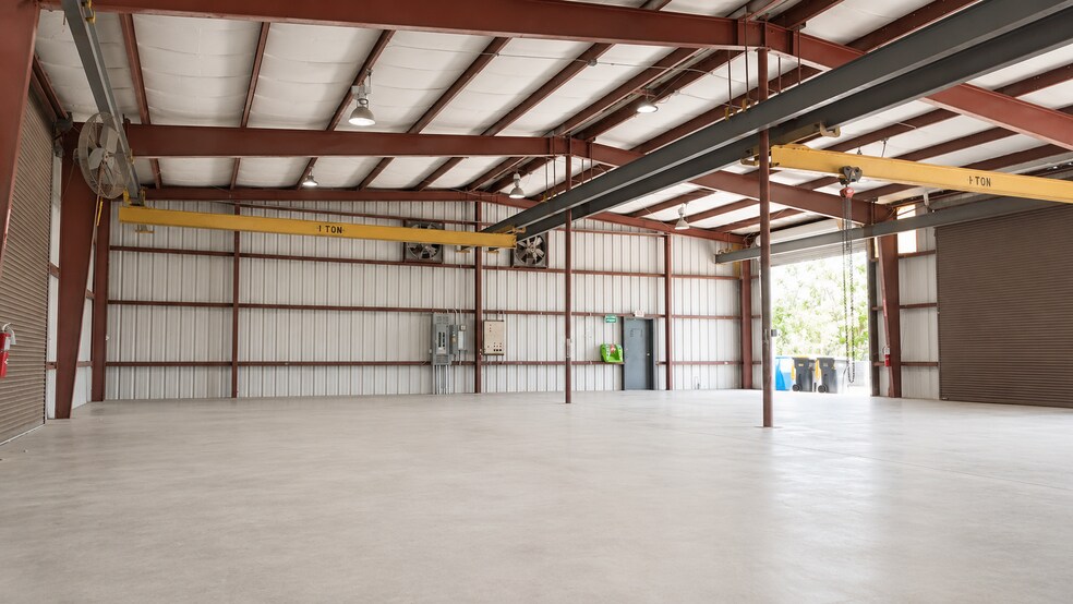 More Photos Of 2702 Drane Field Rd, Lakeland Warehouse For Lease