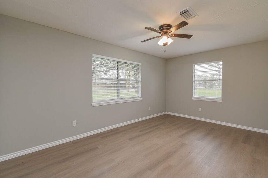 More Photos Of 2834 Pansy St, Pasadena Medical For Sale