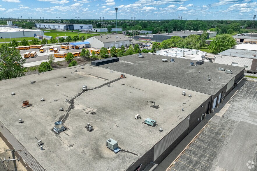 More Photos Of 220 Poplar Pl, North Aurora Warehouse For Lease