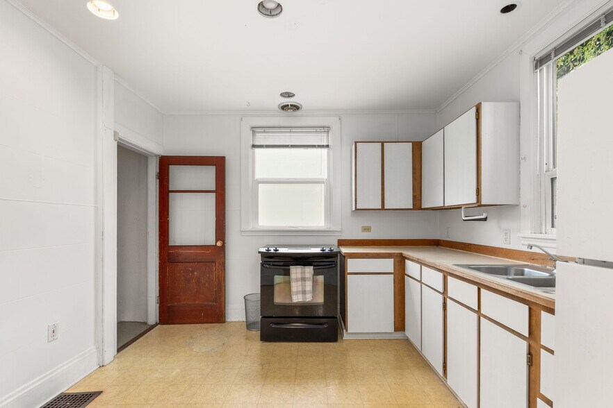 More Photos Of 1516 SE 43rd Ave, Portland Medical For Sale