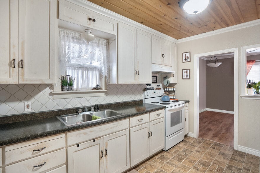 More Photos Of 344 SE Elm St, Prineville Flex For Sale