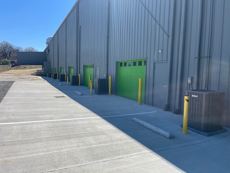 More Photos Of 533 N Park Ave, Burlington Warehouse For Lease