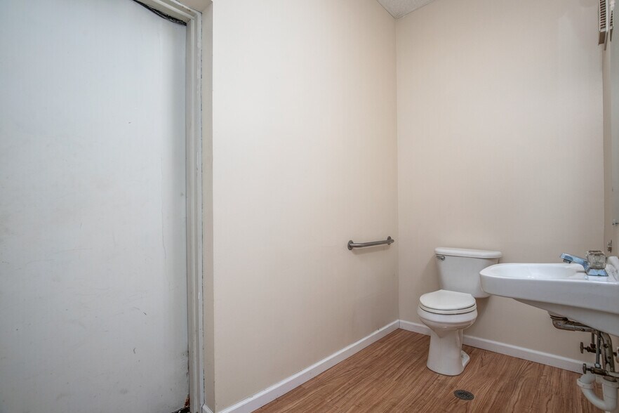 More Photos Of 4223 N Saint Peters Pky, Saint Peters General Retail For Lease