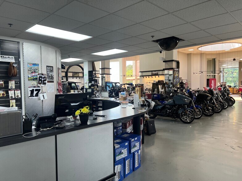 More Photos Of 6 Gateway Blvd W, Savannah Auto Dealership For Lease