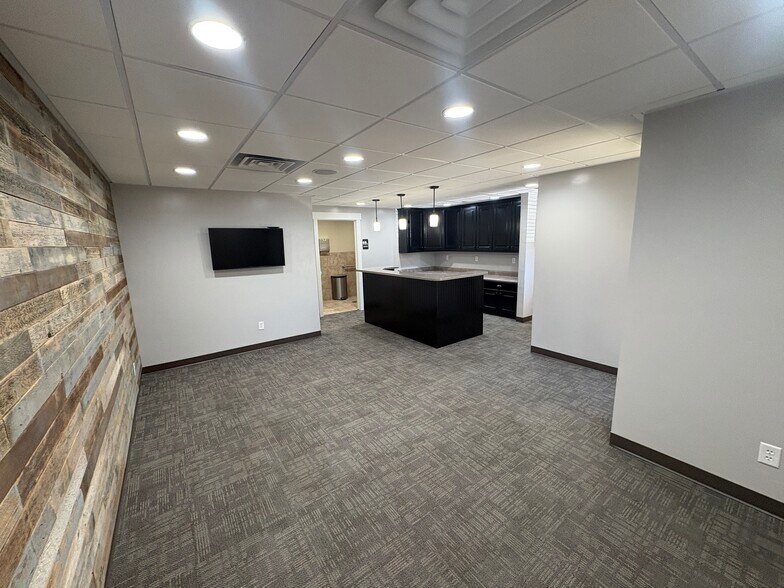 More Photos Of 937-949 Pioneer, Draper Office For Lease