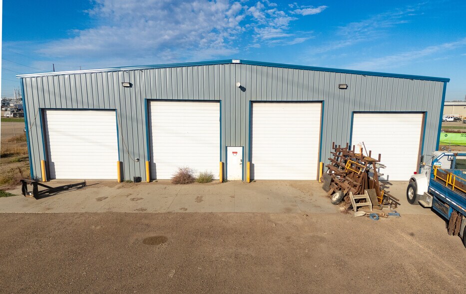 More Photos Of 5042 Jackson St, Williston Warehouse For Lease