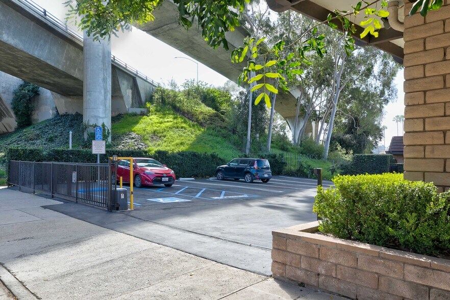 More Photos Of 2900 W Broadway, Los Angeles Office For Sale