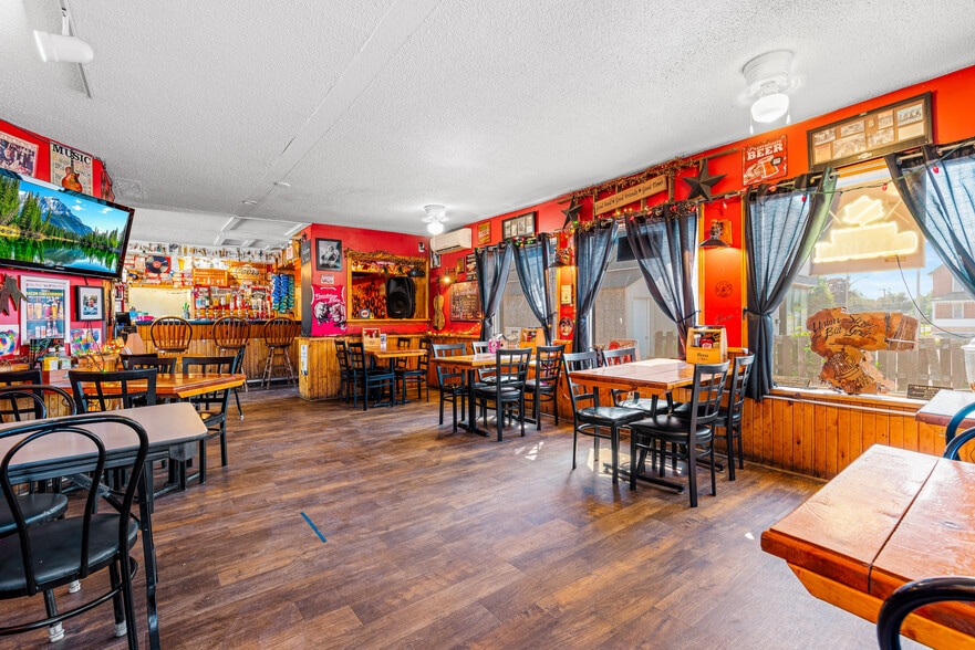More Photos Of 7 Union St, Smiths Falls Restaurant For Sale
