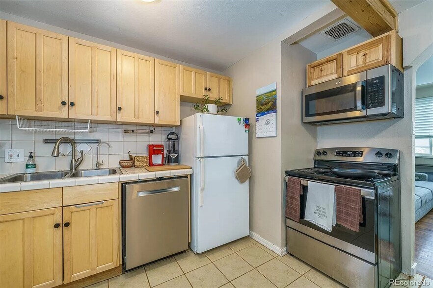 More Photos Of 913 Kilmer St, Golden Apartments For Sale