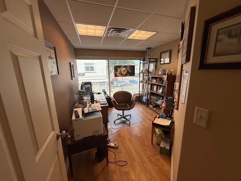 More Photos Of 381 Main St, Wakefield Storefront Retail Office For Lease