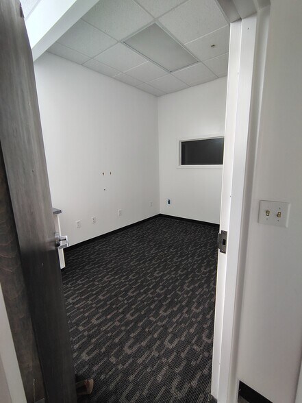 More Photos Of 18-22 Masse Pl, Batavia Warehouse For Lease