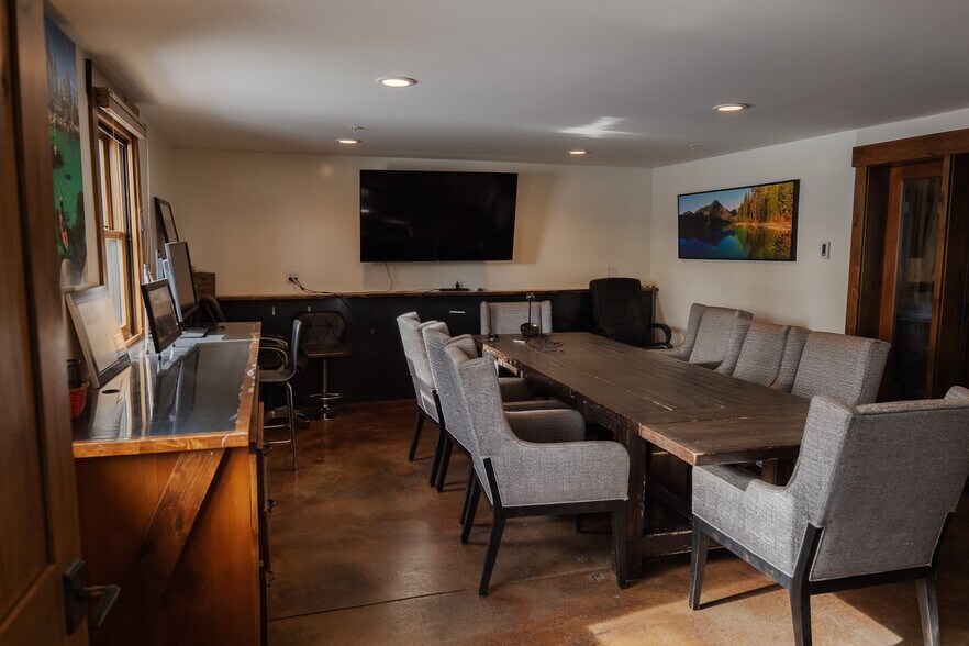 More Photos Of 11020 Trails End Ct, Truckee Flex For Lease