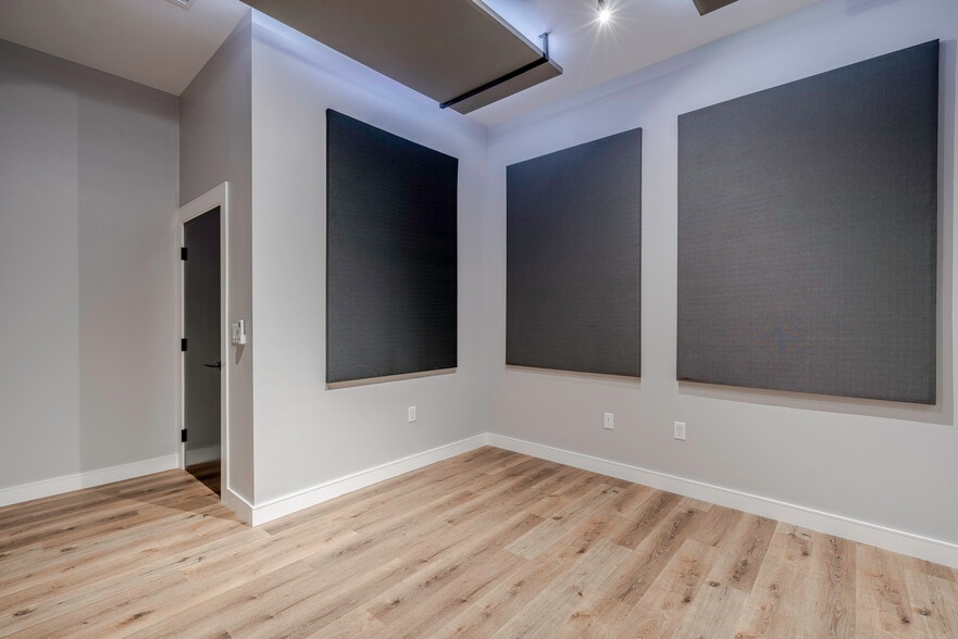 More Photos Of 10440 Burbank Blvd, North Hollywood Office For Sale