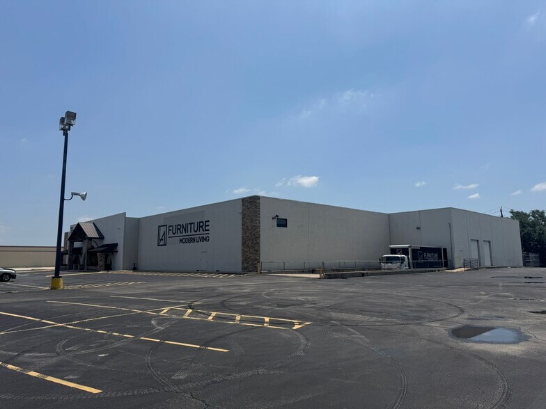 More Photos Of 7071 Southwest Fwy, Houston Showroom For Lease