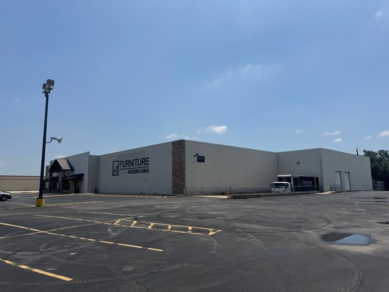 More Photos Of 7071 Southwest Fwy, Houston Showroom For Sale