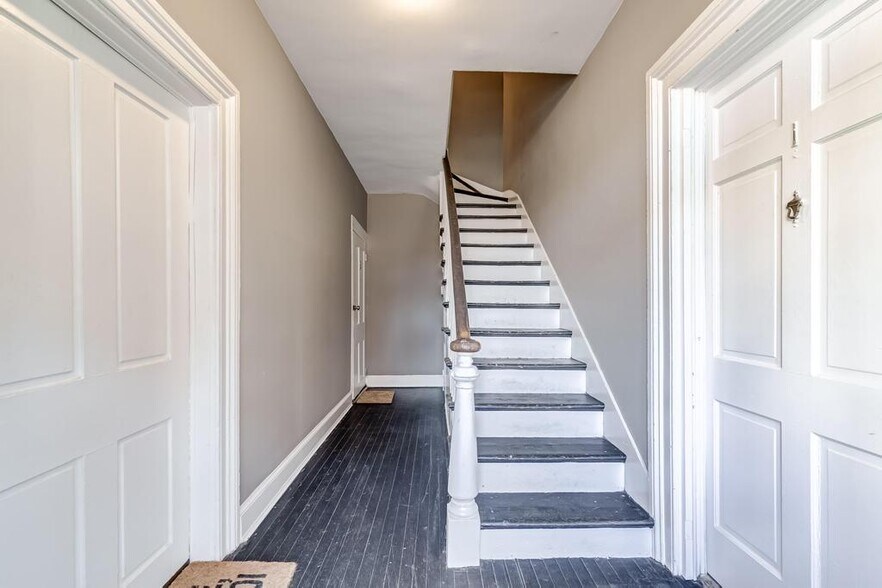 More Photos Of 206 Loudoun St Sw, Leesburg Apartments For Sale