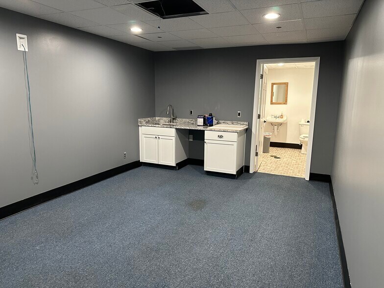 More Photos Of 9130 Otis Ave, Indianapolis Showroom For Sale