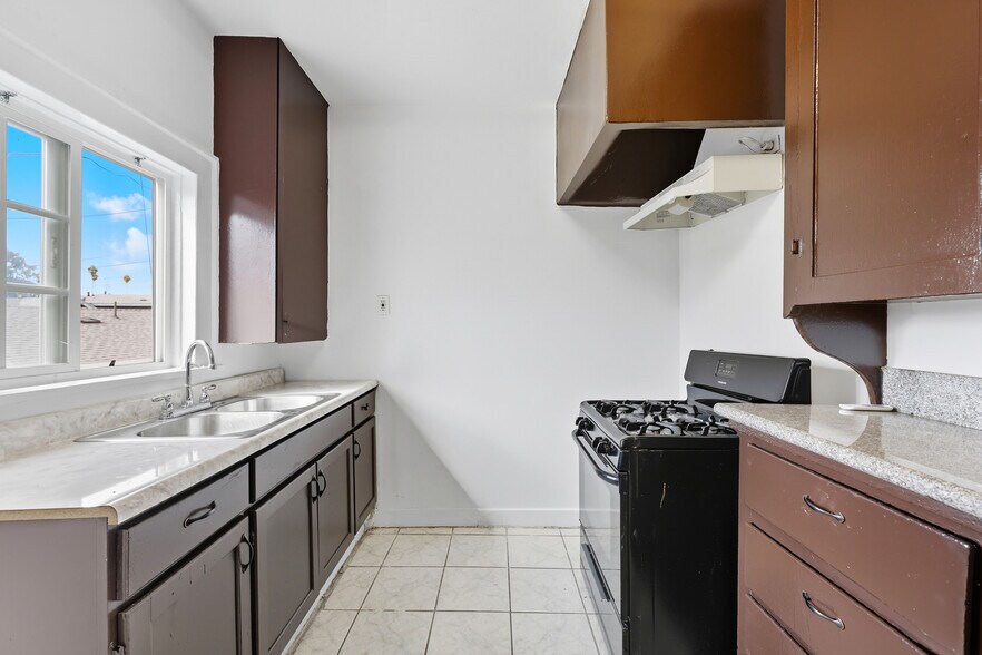 More Photos Of 522 W VERNON Ave, Los Angeles Daycare Center For Sale