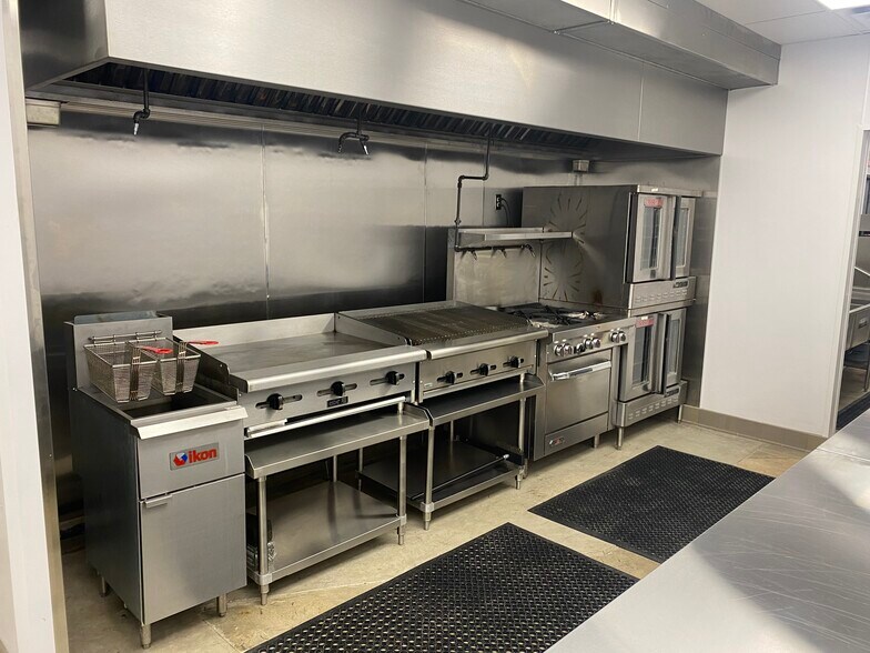 More Photos Of 1430 Regal Row, Dallas Showroom For Lease