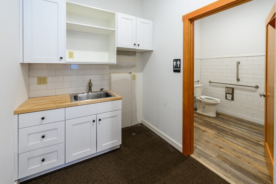More Photos Of 382 E Hood Ave, Sisters Office For Lease