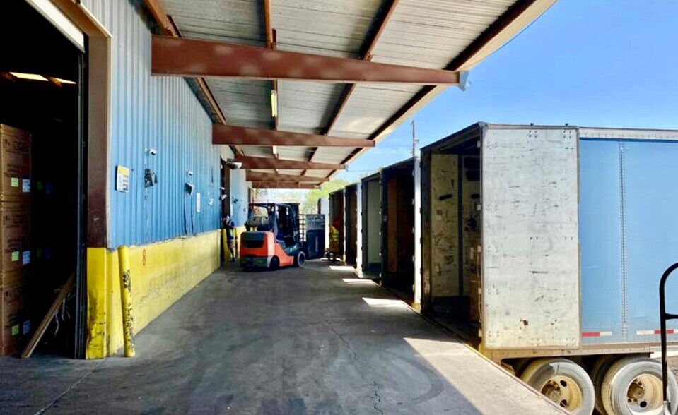 More Photos Of 705 Enterprise St, Laredo Distribution For Sale
