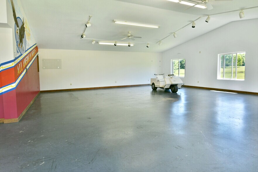 More Photos Of 4085 Herner County Line Rd, Southington Showroom For Sale