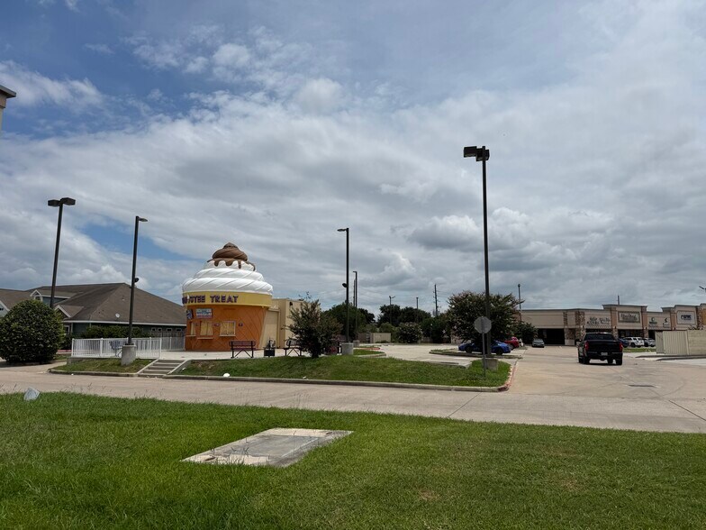 More Photos Of 7018 Fry Rd, Cypress Freestanding For Lease