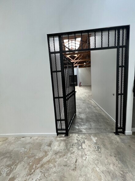 More Photos Of 1228 S Flower St, Los Angeles Light Manufacturing For Lease