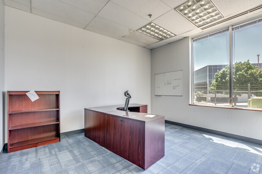 More Photos Of 1720 Lakepointe Dr, Lewisville Flex For Sale