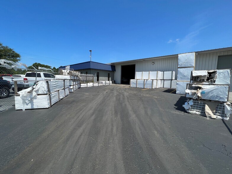 More Photos Of 2363 Industrial Blvd, Sarasota Unknown For Lease