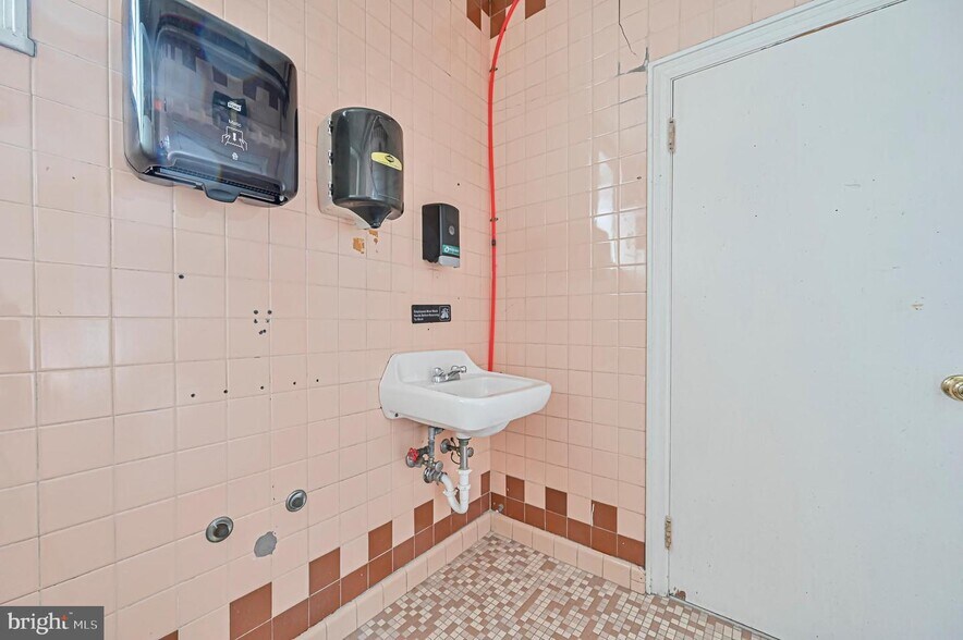 More Photos Of 13 N East Blvd, Vineland Flex For Sale