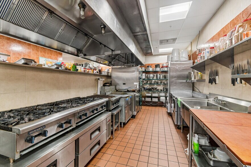 More Photos Of 3007 Commercial Way, Spring Hill Restaurant For Sale