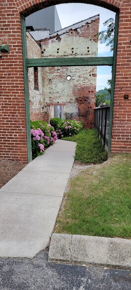 More Photos Of 205 Manufacturers Rd, Chattanooga General Retail For Lease