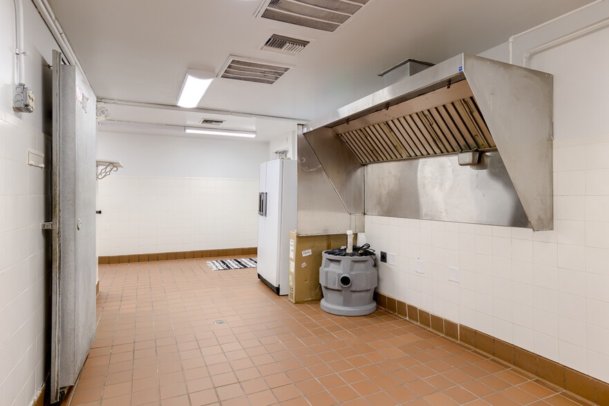 More Photos Of 109 E B St, Cedar Creek Freestanding For Sale